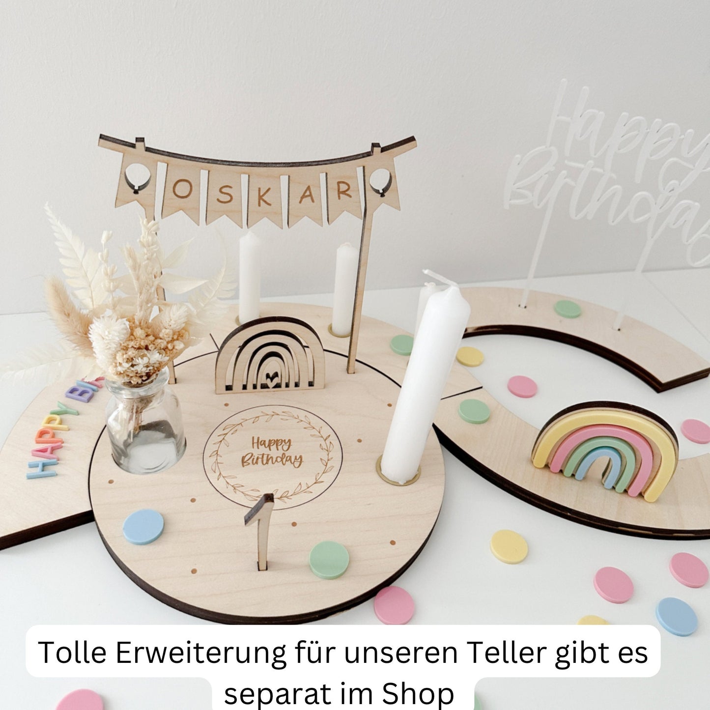 Geburtstagsteller mit Zahlen, Regenbogen und Wimpelkette Happy Birthday